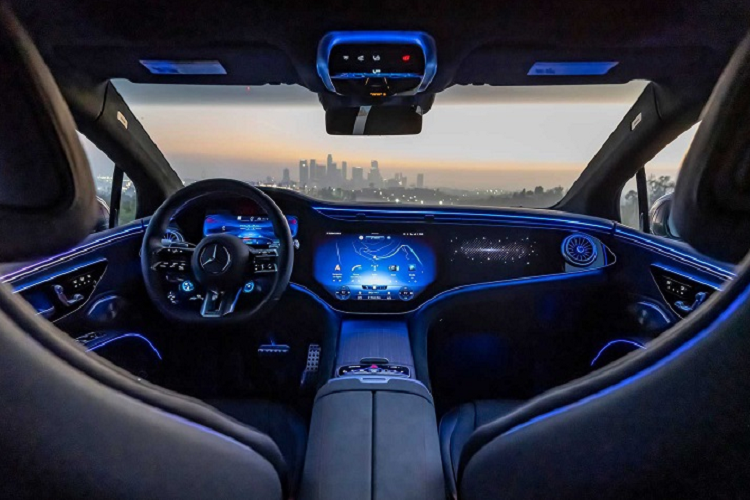 Khả năng tăng tốc từ 0 - 100 km/h cũng ấn tượng hơn với chỉ 3,4 giây, trong khi vận tốc tối đa là 249 km/h. Với bộ pin 107,8 kWh, phạm vi hoạt động của Mercedes-AMG EQS 53 được công bố là 358 dặm (~ 576 km) theo chu trình thử nghiệm WLTP.