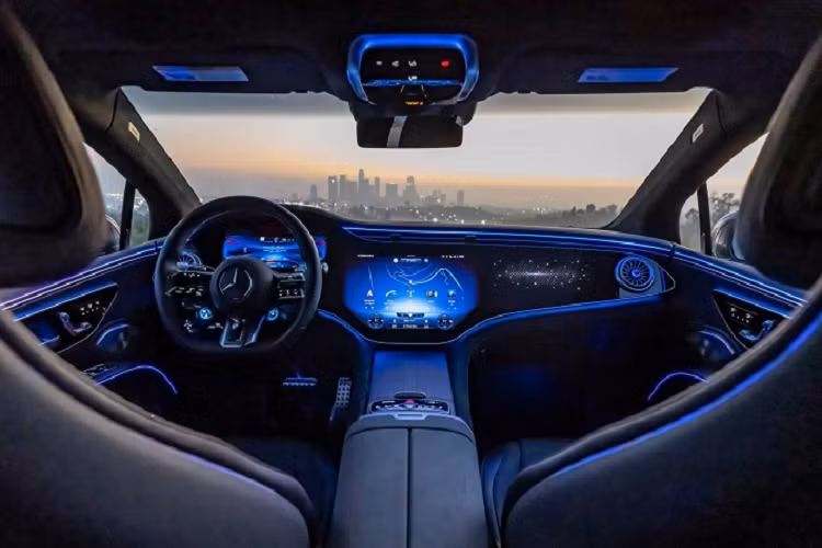 Khả năng tăng tốc từ 0 - 100 km/h cũng ấn tượng hơn với chỉ 3,4 giây, trong khi vận tốc tối đa là 249 km/h. Với bộ pin 107,8 kWh, phạm vi hoạt động của Mercedes-AMG EQS 53 được công bố là 358 dặm (~ 576 km) theo chu trình thử nghiệm WLTP.