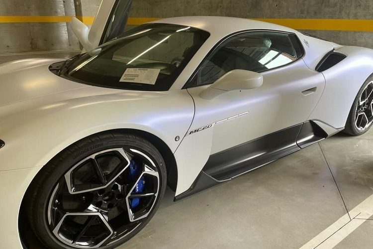 Cơn sốt mua siêu xe tại Việt Nam không hề bị gián đoạn mặc cho dịch Covid-19 đang diễn biến hết sức phức tạp khiến không ít đại gia phải đau đầu. Mới đây nhất, một người chuyên mua bán siêu xe ở Hà Nội đã đăng tải hình ảnh chiếc siêu xe Maserati MC20 và thông tin cho hay, xe có sẵn tại nước ngoài, giá hợp lý, chỉ chờ đại gia Việt chuyển cọc là ngay lập tức mang về nước.