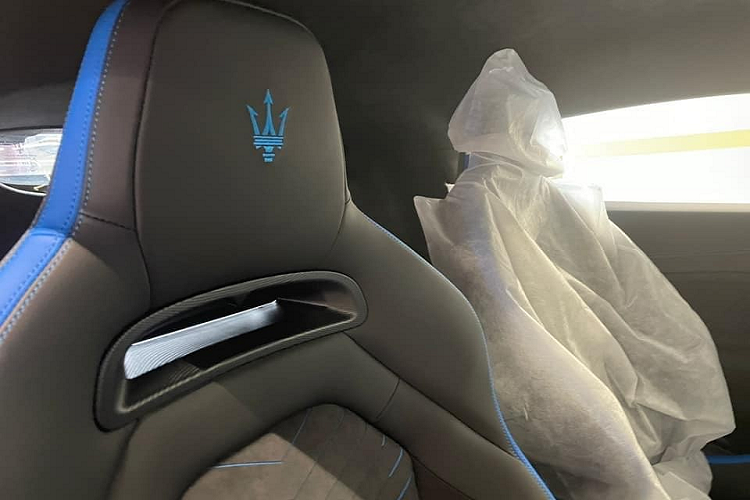 Bên trong khoang lái của mẫu siêu xe Maserati MC20 đang được các công ty nhập khẩu tư nhân trong nước đánh tiếng mang về nước sử dụng da cao cấp màu tối với các điểm nhấn như sợi carbon nhám và sọc màu xanh dương, đây là phối màu tiêu chuẩn. Khách hàng có thể áp màu yêu thích cho khoang lái xe Maserati MC20 mình chọn mua. Bậc cửa xe bằng carbon bóng với logo MC20 được khắc nổi.