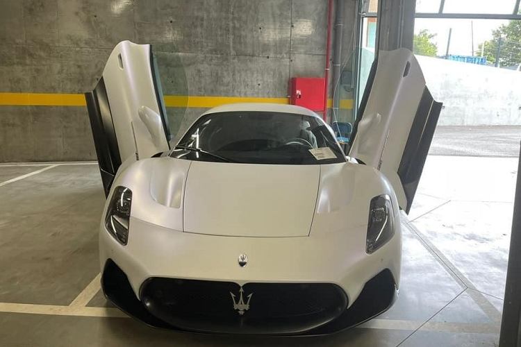 Đây không phải là đơn vị đầu tiên đánh tiếng mang siêu xe Maserati MC20 về Việt Nam, tuy nhiên, với sự chịu chơi và cả đam mê, người này từng đưa không ít siêu phẩm hàng hiếm về Việt Nam phục vụ đại gia Việt như Lamborghini Aventador SVJ Coupe sản xuất 900 xe, Lamborghini Aventador SVJ Roadster giới hạn 800 chiếc..