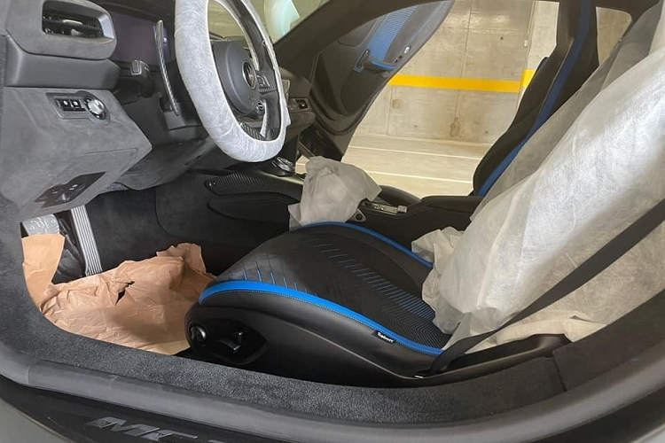 Chiếc siêu xe Maserati MC20 "nhăm nhe" về Việt Nam có ngoại thất sơn màu trắng và trong khoang lái bọc da màu tối cùng sọc xanh dương nổi bật. Đây là kiểu phối màu ngoại thất và khoang lái kinh điển của siêu xe thương mại đầu tiên nhà Maserati.