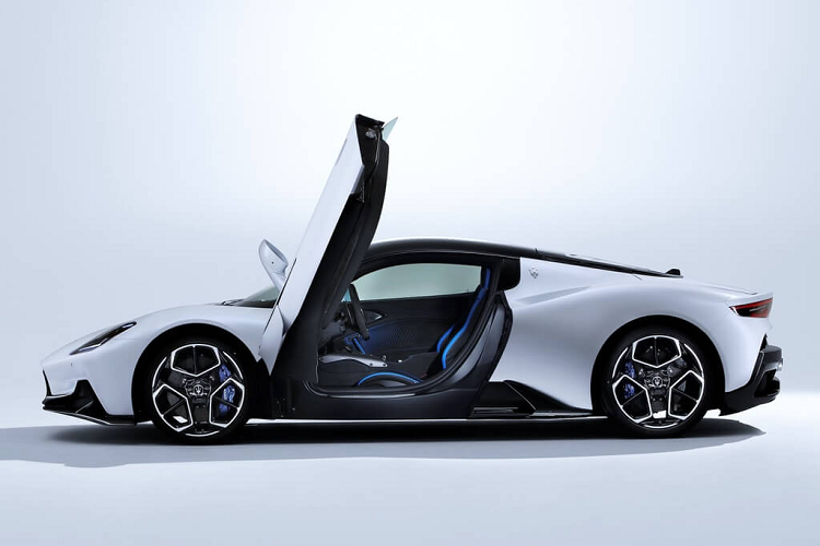 Vô-lăng xe Maserati MC20 có thiết kế 4 chấu được bọc da cùng carbon kết hợp với đó là tích hợp nhiều nút bấm. Phía sau tay lái của xe là cặp lẫy số bằng carbon nhám và còn có bảng đồng hồ kích thước lên đến 10 inch giúp người lái dễ dàng nắm bắt các thông số. Ngoài ra, xe Maserati MC20 còn sở hữu màn hình cảm ứng 10 inch của hệ thống thông tin giải trí.