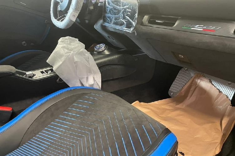 Thiết kế của siêu xe Maserati MC20 khá ấn tượng với các khe hốc gió mở rộng hết cỡ, đèn pha LED sắc cạnh hay cụm đèn hậu LED thời trang. Điểm làm nên sự cá tính của Maserati MC20 chính là bộ cửa cánh bướm rất ít được sử dụng trên các phiên bản của hãng xe Maserati.