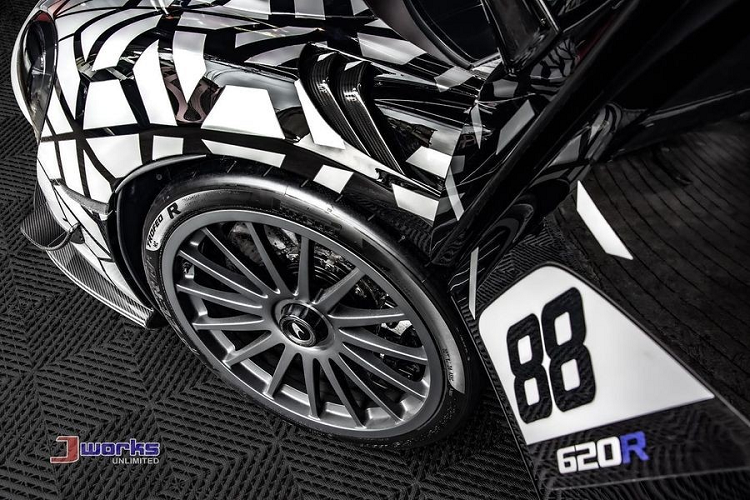 Khá thú vị là chỉ có 350 chiếc siêu xe McLaren 620R được sản xuất trên toàn thế giới nhưng đã có đến hai chiếc xe cập bến Philippines, tuy nhiên chỉ 1 chiếc đủ hợp pháp để lăn bánh trên đường phố nước này, chiếc siêu xe McLaren 620R đã bị nghiền nát và cũng trở thành siêu xe McLaren 620R đầu tiên trên thế giới bị phá huỷ để chỉ còn lại đúng 349 chiếc xe McLaren 620R. Ước tính chiếc siêu xe giới hạn McLaren 620R được nhập lậu đã trốn hơn 8 tỷ đồng tiền thuế.