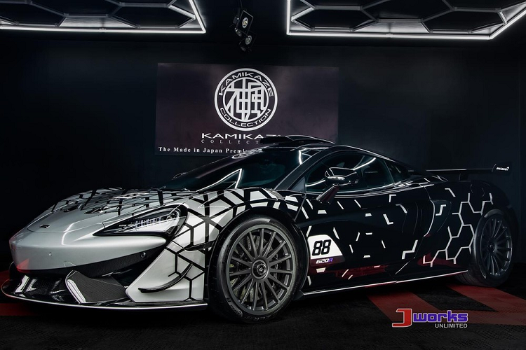 Không chỉ thế, dưới biện pháp cứng rắn của chính quyền Tổng thống Duterte để dẹp nạn nhập lậu siêu xe vào đất nước Philippines đã có hàng chục siêu xe nhận "án tử" dù là hàng cũ hay mới tinh. Gần đây nhất là 1 lô xe nhập lập trụ giá hơn 1,2 triệu đô la đã bị Cục Hải quan của Philippines quyết định nghiền nát, trong số này đáng chú ý có siêu xe McLaren 620R bản giới hạn.