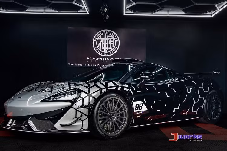 Không chỉ thế, dưới biện pháp cứng rắn của chính quyền Tổng thống Duterte để dẹp nạn nhập lậu siêu xe vào đất nước Philippines đã có hàng chục siêu xe nhận "án tử" dù là hàng cũ hay mới tinh. Gần đây nhất là 1 lô xe nhập lập trụ giá hơn 1,2 triệu đô la đã bị Cục Hải quan của Philippines quyết định nghiền nát, trong số này đáng chú ý có siêu xe McLaren 620R bản giới hạn.