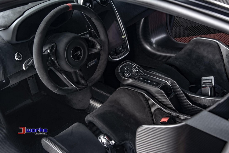 Siêu xe chính ngạch McLaren 620R đầu tiên về Philippines cũng sở hữu ngoại thất tương tự như chiếc xe McLaren 620R bị nghiền nát cách đây gần 1 tháng. Bộ áo trên chiếc siêu xe McLaren 620R ở Philippines được hoàn thành với màu đen Onyx với nửa phần đầu xe là màu xám cùng các điểm nhấn là viền màu trắng và con số 88 ở ngoại thất, không rõ là thể hiện số thứ tự của xe hay có ý nghĩa gì với hãng xe Anh quốc.