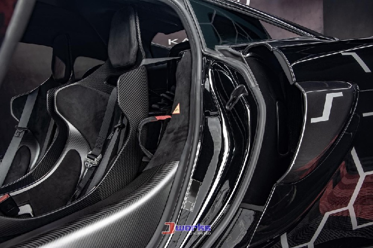 Nội thất xe cũng phủ trong màu tối với các chi tiết màu đen của da Alcantara ở ghế ngồi hay kim loại được sơn lại và cả carbon. Rất ấn tượng là kể từ lúc ra mắt cho đến nay, 620R vẫn là chiếc siêu xe mạnh nhất trong dòng sản phẩm Sport Series của hãng xe Anh quốc McLaren. McLaren 620R được trang bị động cơ xăng V8, tăng áp kép, dung tích 3,8 lít, sản sinh công suất tối đa 612 mã lực và mô-men xoắn cực đại 620 Nm. 