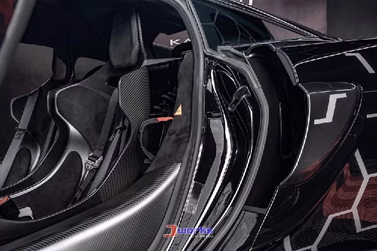 Nội thất xe cũng phủ trong màu tối với các chi tiết màu đen của da Alcantara ở ghế ngồi hay kim loại được sơn lại và cả carbon. Rất ấn tượng là kể từ lúc ra mắt cho đến nay, 620R vẫn là chiếc siêu xe mạnh nhất trong dòng sản phẩm Sport Series của hãng xe Anh quốc McLaren. McLaren 620R được trang bị động cơ xăng V8, tăng áp kép, dung tích 3,8 lít, sản sinh công suất tối đa 612 mã lực và mô-men xoắn cực đại 620 Nm. 