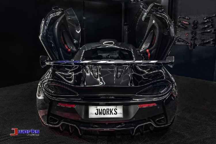 Nhờ đó, phiên bản siêu xe giới hạn này có thể tăng tốc từ vị trí xuất phát lên 100 km/h trong 2,9 giây và đạt vận tốc tối đa 322 km/h. Giá xe McLaren 620R sau khi lăn bánh tại Philippines lên đến 33 triệu Peso (khoảng 672.000 USD hay 15,48 tỷ đồng).