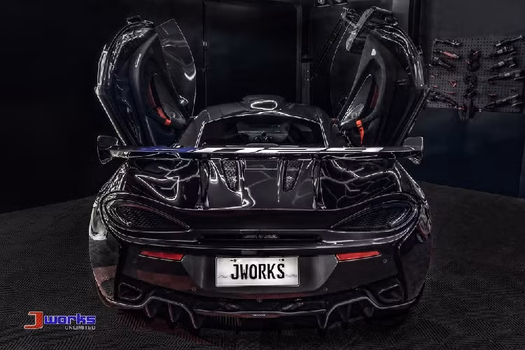 Nhờ đó, phiên bản siêu xe giới hạn này có thể tăng tốc từ vị trí xuất phát lên 100 km/h trong 2,9 giây và đạt vận tốc tối đa 322 km/h. Giá xe McLaren 620R sau khi lăn bánh tại Philippines lên đến 33 triệu Peso (khoảng 672.000 USD hay 15,48 tỷ đồng).