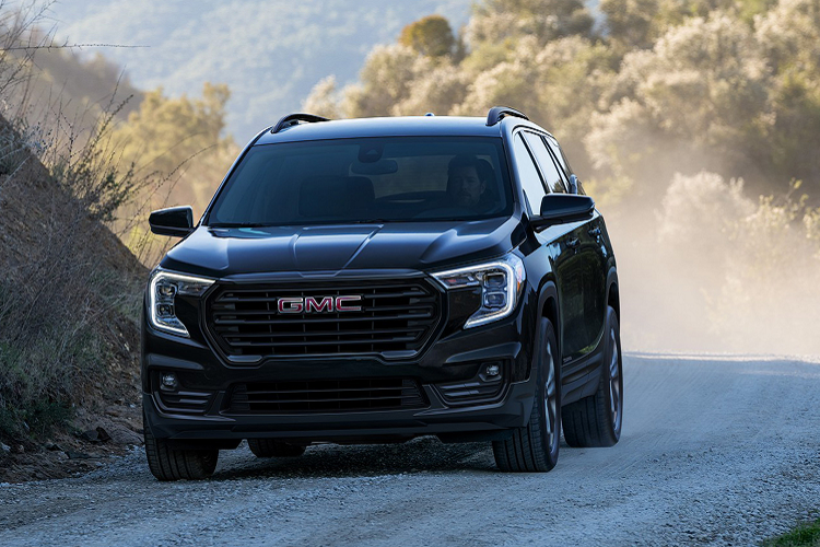 Ở phía sau không có nhiều thay đổi, chiếc crossover GMC Terrain nâng cấp mới có đèn hậu LED mới và bảng màu sửa đổi bao gồm bốn tùy chọn mới. Mẫu xe cũng được trang bị bánh xe hợp kim 18 và 19 inch được thiết kế lại.