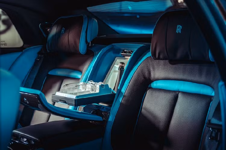 Chủ nghĩa tối giản của Rolls-Royce Ghost Black Badge 2022 được thể hiện ở cả mẫu đồng hồ Black Badge Ghost, đây là chiếc đồng hồ Black Badge tối giản nhất cho đến nay. Đặt bên cạnh là biểu tượng "vô cực" toả ra ánh sáng tinh tế, bao quanh bởi hơn 850 ngôi sao. Chòm sao và ký hiệu này hoàn toàn biến mất khi đèn khoang nội thất không hoạt động.