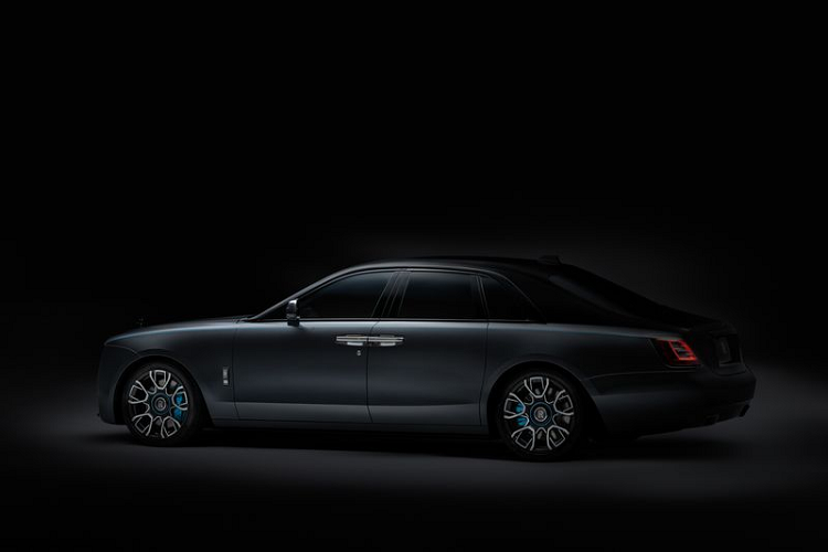 Rolls-Royce đã ra mắt biến thể Black Badge của mẫu Wraith và Ghost vào năm 2016, tiếp theo đó là Dawn vào năm 2017 và Cullinan vào năm 2019. Giờ đây, một sản phẩm mới, được thiết kế dựa trên triết lí Post Opulent đã gia nhập gia đình Black Badge. Đó là chiếc xe động cơ Black Badge tinh khiết nhất và sở hữu công nghệ tiên tiến nhất - Ghost Black Badge.