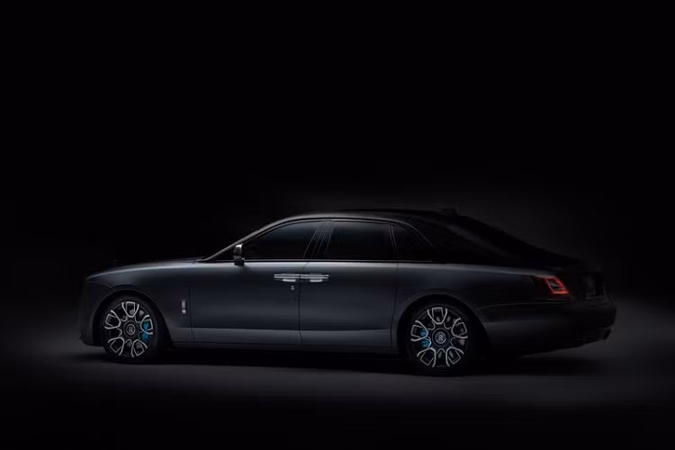 Rolls-Royce đã ra mắt biến thể Black Badge của mẫu Wraith và Ghost vào năm 2016, tiếp theo đó là Dawn vào năm 2017 và Cullinan vào năm 2019. Giờ đây, một sản phẩm mới, được thiết kế dựa trên triết lí Post Opulent đã gia nhập gia đình Black Badge. Đó là chiếc xe động cơ Black Badge tinh khiết nhất và sở hữu công nghệ tiên tiến nhất - Ghost Black Badge.