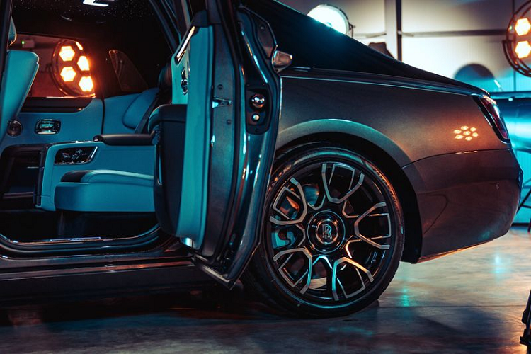 Tuỳ theo yêu cầu của các khách hàng, phần lưng ghế bằng sợi Technical Fibre ở phía trung tâm hàng ghế sau sẽ được thêu ký hiệu đặc trưng của Black Badge: đó là một biểu tượng toán học đại diện cho sự vô hạn về tiềm năng