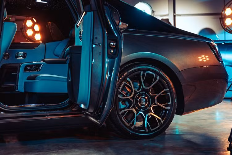 Tuỳ theo yêu cầu của các khách hàng, phần lưng ghế bằng sợi Technical Fibre ở phía trung tâm hàng ghế sau sẽ được thêu ký hiệu đặc trưng của Black Badge: đó là một biểu tượng toán học đại diện cho sự vô hạn về tiềm năng