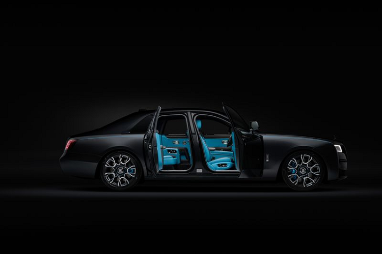 "Trái tim" của Rolls-Royce Ghost Black Badge 2022 siêu sang là khối động cơ tăng áp kép V12 6,75 lít sản sinh công suất 592 mã lực và mô-men xoắn cực đại 900 Nm, tăng 29 mã lực và 50 Nm so với Ghost tiêu chuẩn. Sức mạnh sẽ được gửi đến các bánh xe thông qua hộp số tự động ZF 8 cấp và hệ dẫn động 4 bánh.