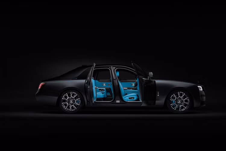 "Trái tim" của Rolls-Royce Ghost Black Badge 2022 siêu sang là khối động cơ tăng áp kép V12 6,75 lít sản sinh công suất 592 mã lực và mô-men xoắn cực đại 900 Nm, tăng 29 mã lực và 50 Nm so với Ghost tiêu chuẩn. Sức mạnh sẽ được gửi đến các bánh xe thông qua hộp số tự động ZF 8 cấp và hệ dẫn động 4 bánh.