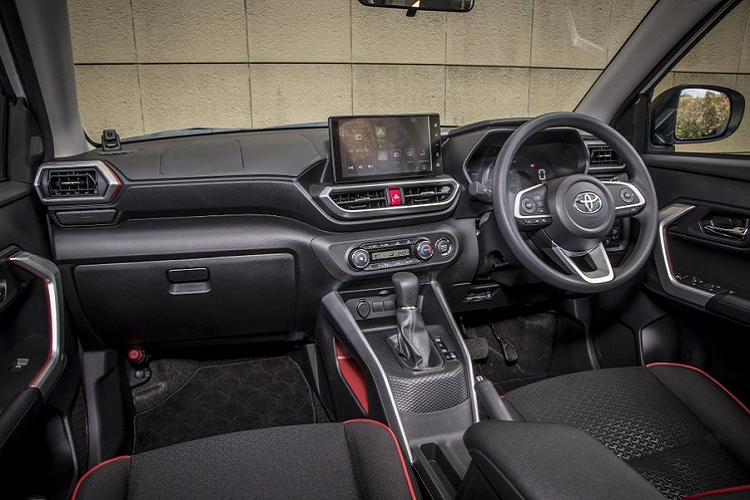 Toyota Raize 2021 sở hữu chiều dài 3.995 mm, rộng 1.620 mm, cao 1.695 mm và chiều dài cơ sở 2.525 mm. Như vậy, Toyota Raize 2021 nhỏ hơn đáng kể so với những mẫu SUV cỡ B như Kia Seltos, Hyundai Kona hay Honda HR-V. Đối thủ cạnh tranh trực tiếp của mẫu xe này chính là Kia Sonet.