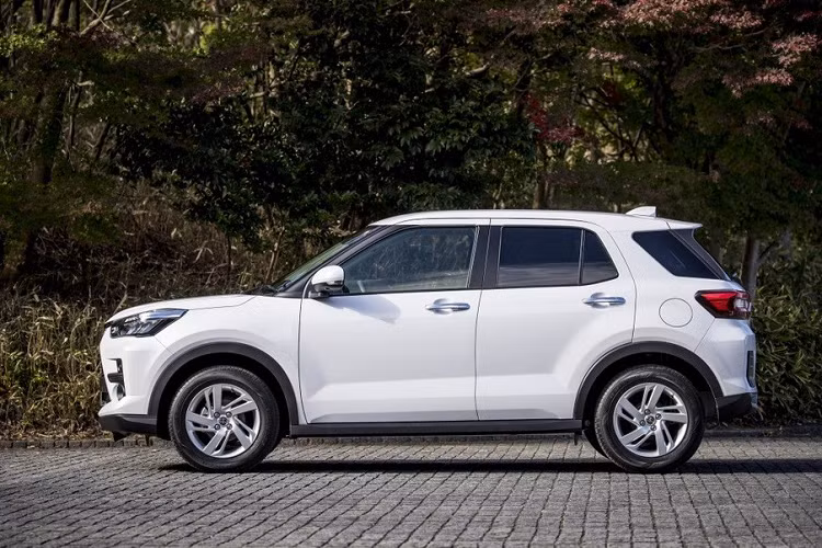 Ngoài ra, chỉ có bản 1.0T GR Sport của dòng Toyota Raize 2021 tại thị trường Indonesia là có hệ thống an toàn Toyota Safety Sense. Gói này bao gồm 6 túi khí và các tính năng của hệ thống hỗ trợ lái bán tự động cấp độ 2. Hiện giá xe Toyota Raize 2021 tại thị trường Indonesia vẫn chưa được công bố. Sau Indonesia, mẫu SUV đô thị này được đồn sẽ về Việt Nam trong thời gian tới.