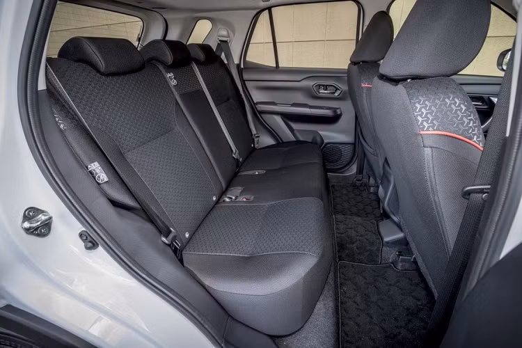 Bên ngoài, Toyota Raize 2021 sở hữu thiết kế như phiên bản thu nhỏ của RAV4. Điều này được thể hiện qua phần đầu xe với lưới tản nhiệt hình thang cỡ lớn, nằm dưới logo nhà sản xuất. Ở hai bên đầu xe là cụm đèn pha LED, tích hợp đèn báo rẽ tuần tự. Ngoài ra, xe còn được trang bị đèn sương mù hình tròn và dải đèn LED định vị ban ngày nằm ngang trong hốc góc cạnh.