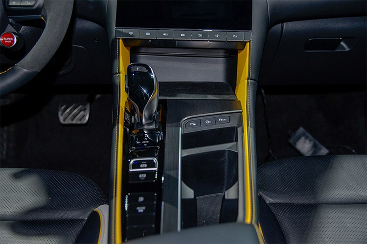 Ngoài ra, chiếc xe mới còn được trang bị màn hình LCD toàn phần và màn hình cảm ứng điều khiển trung tâm 10,1 inch, tạo cảm giác khoa học và công nghệ cho chiếc xe.