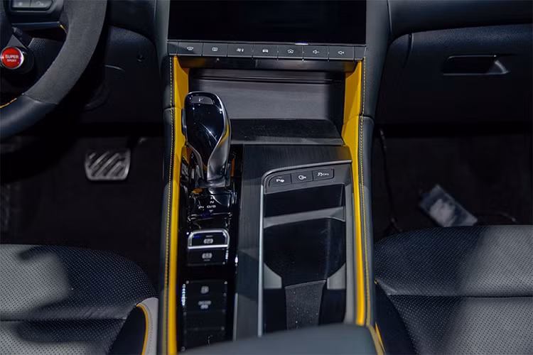 Ngoài ra, chiếc xe mới còn được trang bị màn hình LCD toàn phần và màn hình cảm ứng điều khiển trung tâm 10,1 inch, tạo cảm giác khoa học và công nghệ cho chiếc xe.