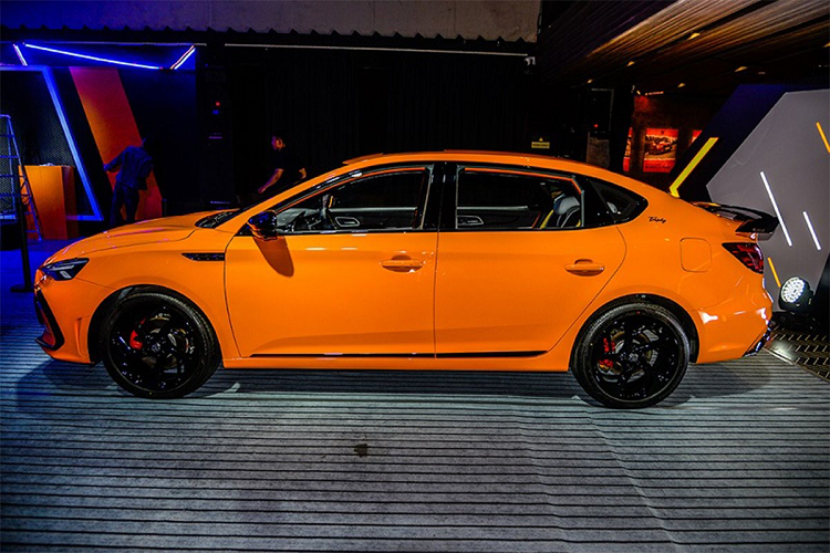 Ngoài ra, xe còn được trang bị hệ thống kiểm soát động lực học đường cong XDS, hệ thống lái trợ lực điện EPS-PRO... Mức giá xe MG6 PRO 2021 hiện chưa được công bố.