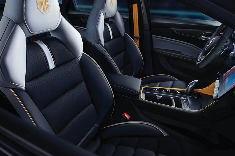 Để đáp ứng nhu cầu theo đuổi hiệu suất thể thao của người dùng, chiếc xe mới cũng sẽ cung cấp hai chế độ lái, một trong số đó là chế độ siêu thể thao SUPER SPORT. Chế độ này có thể được bật bằng một nút tích hợp trên tay lái và được trang bị âm thanh ống xả thể thao có thể chuyển đổi.