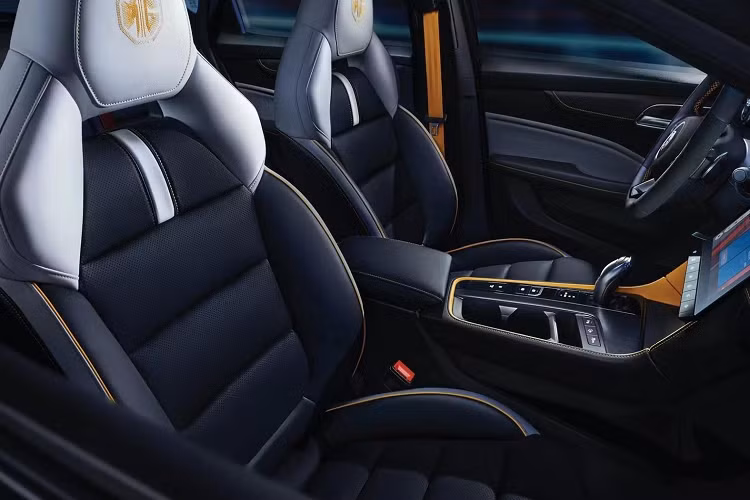 Để đáp ứng nhu cầu theo đuổi hiệu suất thể thao của người dùng, chiếc xe mới cũng sẽ cung cấp hai chế độ lái, một trong số đó là chế độ siêu thể thao SUPER SPORT. Chế độ này có thể được bật bằng một nút tích hợp trên tay lái và được trang bị âm thanh ống xả thể thao có thể chuyển đổi.