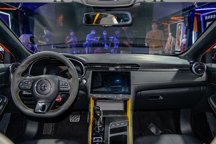 So với phần đầu xe được điều chỉnh đáng kể thì phần đuôi xe mới không có gì thay đổi quá nhiều, chủ yếu là các chi tiết được nâng cấp, phần viền nắp cốp của xe mới đã được sơn đen. Phía sau cánh lướt gió, kết hợp với bộ khuếch tán màu đen ở phần dưới của cản sau và hai ống xả hình chữ nhật ở hai bên giúp xe trở nên thể thao hơn. 