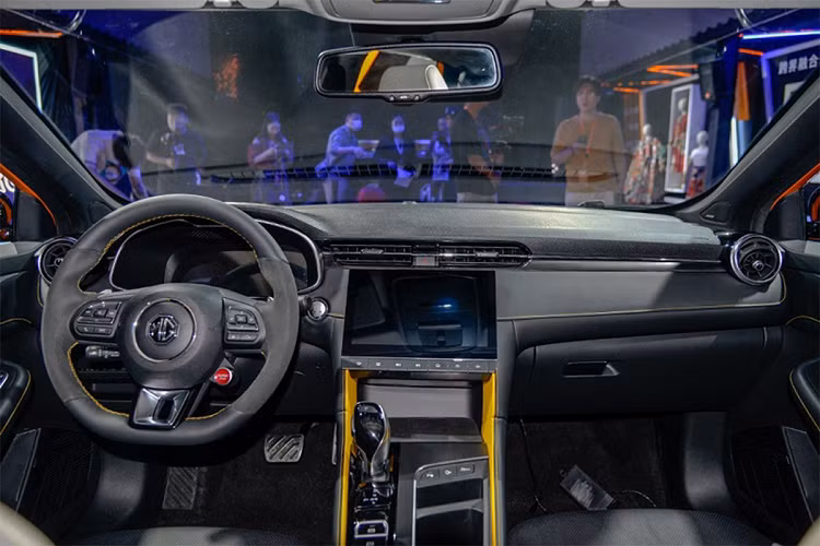 So với phần đầu xe được điều chỉnh đáng kể thì phần đuôi xe mới không có gì thay đổi quá nhiều, chủ yếu là các chi tiết được nâng cấp, phần viền nắp cốp của xe mới đã được sơn đen. Phía sau cánh lướt gió, kết hợp với bộ khuếch tán màu đen ở phần dưới của cản sau và hai ống xả hình chữ nhật ở hai bên giúp xe trở nên thể thao hơn. 