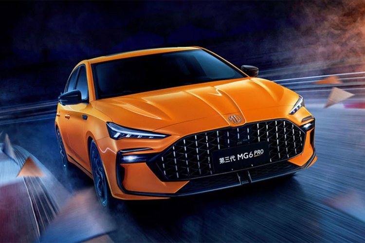 Về hình thức bên ngoài, MG6 PRO 2021 mới gần giống với MG 6 hiện tại, nhưng lại tạo hiệu ứng thị giác hoàn toàn khác ở thiết kế chi tiết. Phía trước, là lưới tản nhiệt đa giác kích thước lớn màu đen, đi cùng cụm đèn pha LED chia đôi sắc cạnh và đường viền đen bao quanh cản trước, càng làm nổi bật thêm tính thể thao của xe. 
