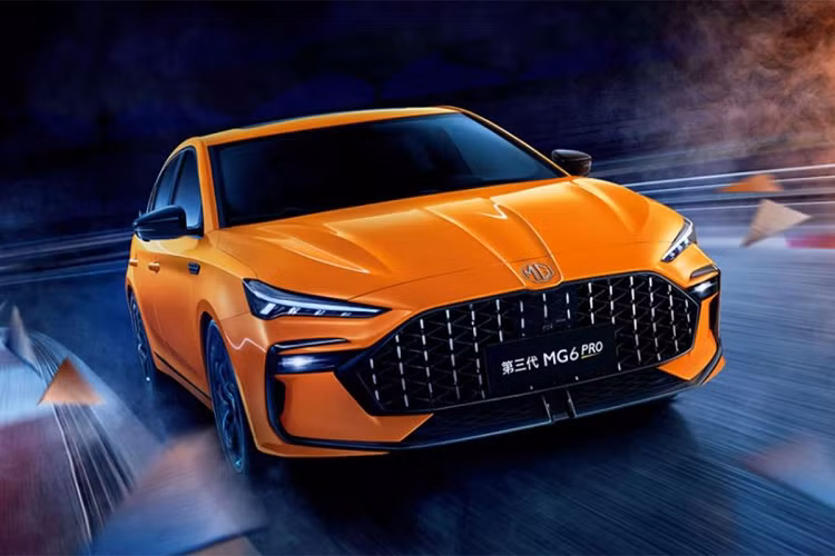 Về hình thức bên ngoài, MG6 PRO 2021 mới gần giống với MG 6 hiện tại, nhưng lại tạo hiệu ứng thị giác hoàn toàn khác ở thiết kế chi tiết. Phía trước, là lưới tản nhiệt đa giác kích thước lớn màu đen, đi cùng cụm đèn pha LED chia đôi sắc cạnh và đường viền đen bao quanh cản trước, càng làm nổi bật thêm tính thể thao của xe. 