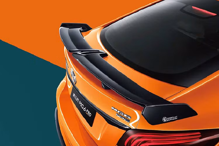 Hệ thống truyền động kết hợp với hộp số ly hợp kép ướt 7 cấp, có hiệu suất truyền động là 97% và được trang bị công nghệ bôi trơn ba khoang độc lập.