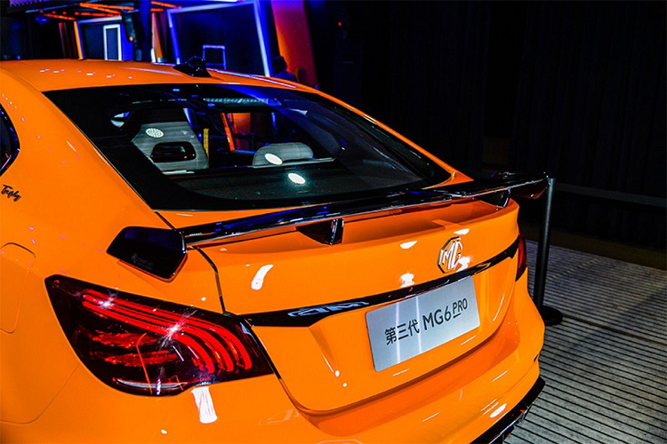 Theo tin tức từ SAIC, hình dáng nhìn ngang của chiếc xe sedan MG6 PRO 2021 mới giống với mẫu xe hiện hành, vẫn là tỷ lệ thân xe nhỏ gọn với phần lưng trơn, nhưng dải viền cửa sổ màu đen, vỏ gương ngoại thất màu đen. Các dải trang trí bên hông xe, mâm xe năm chấu kích thước 18 inch và kẹp phanh màu đỏ tạo thêm sự tươi mới và thể thao cho chiếc xe.