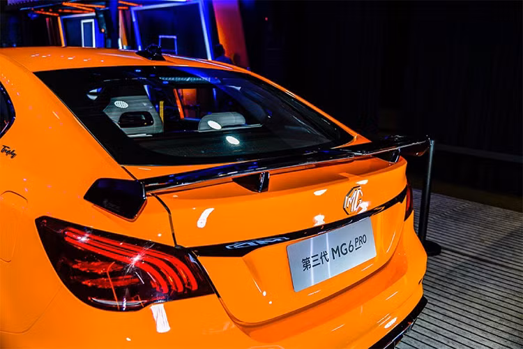 Theo tin tức từ SAIC, hình dáng nhìn ngang của chiếc xe sedan MG6 PRO 2021 mới giống với mẫu xe hiện hành, vẫn là tỷ lệ thân xe nhỏ gọn với phần lưng trơn, nhưng dải viền cửa sổ màu đen, vỏ gương ngoại thất màu đen. Các dải trang trí bên hông xe, mâm xe năm chấu kích thước 18 inch và kẹp phanh màu đỏ tạo thêm sự tươi mới và thể thao cho chiếc xe.