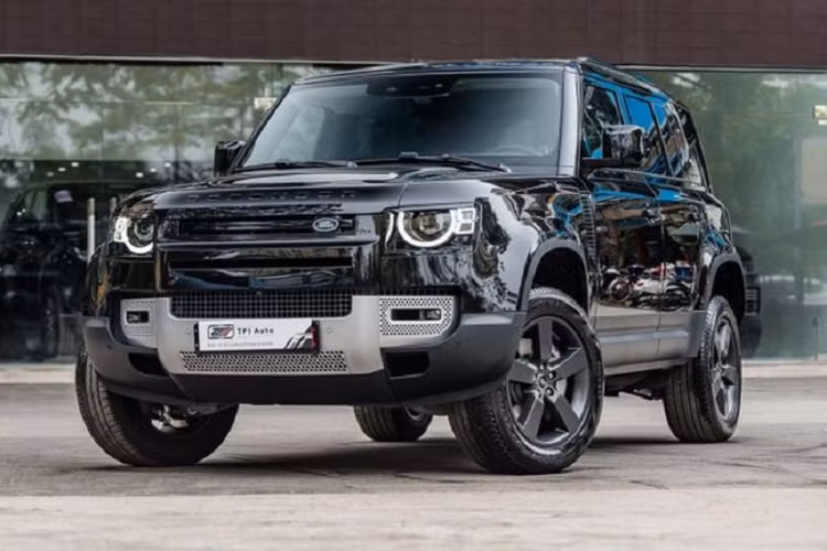 Mức giá xe Land Rover Defender 110 P400 HSE 3.0L nhập tư nhân ngang với giá của phiên bản Defender 110 X cao cấp nhất đang được phân phối chính hãng tại Việt Nam với giá 6,31 tỷ đồng, và rẻ hơn một chút so với Toyota Land Cruiser VXS Executive Lounge 2021 nhập tư (khỏng 6,5 tỷ đồng).