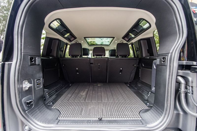 Các tiện nghi nội thất đáng chú ý của xe bao gồm ghế bọc da Windsor kết hợp vải dệt vân thép, ghế có chức năng sưởi/làm mát và chỉnh điện 14 hướng, hệ thống âm thanh hàng hiệu Meridian 14 loa có bộ siêu trầm, cửa sổ trời...