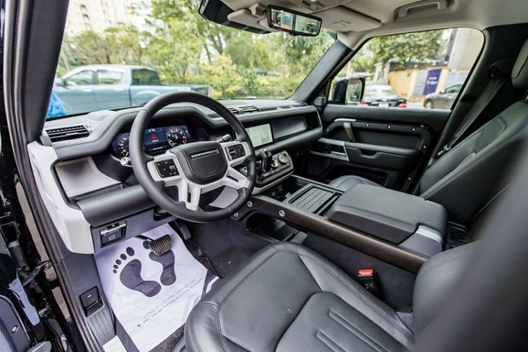 Chiếc SUV địa hình của giới nhà giàu còn sở hữu khoá vi sai trung tâm cùng khoá vi sai cầu sau sau điện tử, hệ thống “Terrain Response 2” mới nhất và hệ thống treo khí nén thích ứng có thể nâng / hạ gầm linh hoạt để phục vụ từng bề mặt địa hình khác nhau.