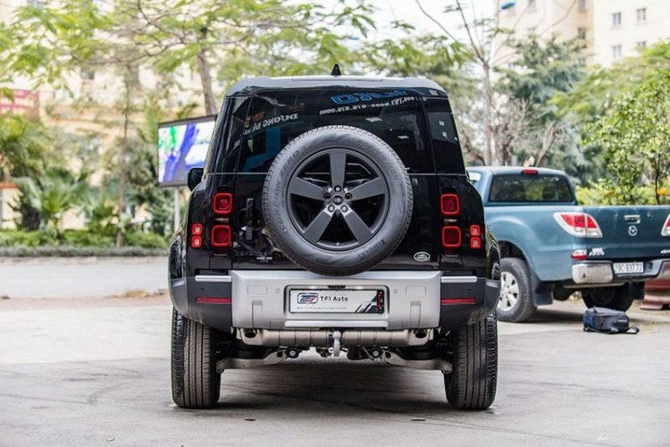 Dù có giá bán cao hơn so với xe chính hãng, Land Rover Defender 110 P400 HSE 3.0L mới vẫn giành được lợi thế nhờ việc xe đã có sẵn để giao tới tay khách hàng, chưa kể xe nhập tư thường có nhiều trang bị thú vị hơn, ví dụ như màu sơn. Thời gian tới có sẽ còn có thêm nhiều xe Defender 110 được nhập khẩu tư nhân về nước.