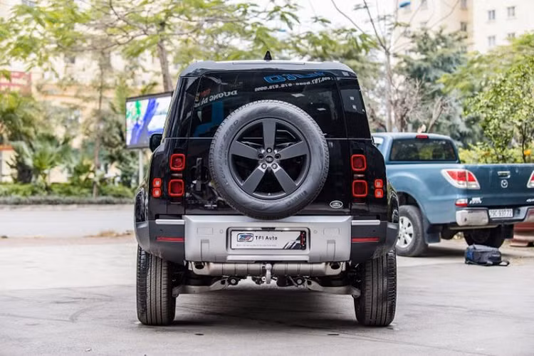 Dù có giá bán cao hơn so với xe chính hãng, Land Rover Defender 110 P400 HSE 3.0L mới vẫn giành được lợi thế nhờ việc xe đã có sẵn để giao tới tay khách hàng, chưa kể xe nhập tư thường có nhiều trang bị thú vị hơn, ví dụ như màu sơn. Thời gian tới có sẽ còn có thêm nhiều xe Defender 110 được nhập khẩu tư nhân về nước.