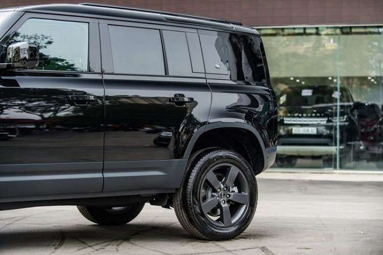 Land Rover Defender 110 P400 HSE 3.0L là phiên bản mạnh mẽ nhất của Defender thế hệ mới, xe được trang bị động cơ hybrid 3.0L sản sinh công suất 394 mã lực và mô-men xoắn cực đại 550 Nm, đi kèm hộp số tự động 8 cấp và hệ dẫn động bốn bánh toàn thời gian tiêu chuẩn.