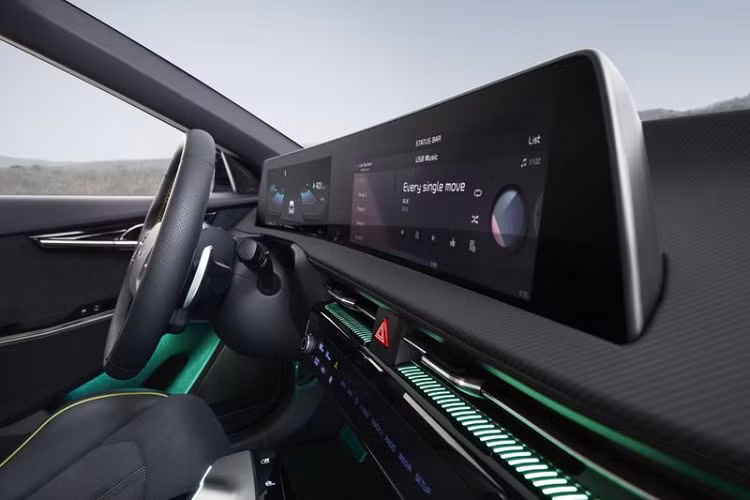 Chiếc xe điện thuần tùy cũng có chức năng Vehicle-to-Load (V2L), có nghĩa là về cơ bản EV6 có thể hoạt động như một pin di động lớn với ổ cắm 110 volt có sẵn, cung cấp năng lượng cho mọi thứ bằng phích cắm tiêu chuẩn. EV6 cũng có thể sạc các xe điện khác với công suất 1,1 kW, đây là mức sạc chậm tương đương với việc sử dụng bộ sạc 110 volt tiêu chuẩn.