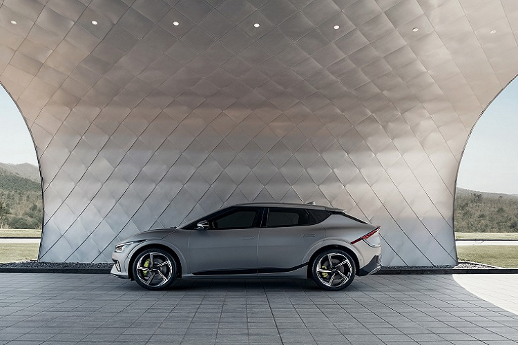 Kia EV6 sẽ được bán ra tại thị trường quê nhà Hàn Quốc vào cuối năm nay. Việc giao hàng sẽ bắt đầu từ đầu năm sau. Xe có giá bán dao động từ 1,3 - 1,66 tỷ đồng.