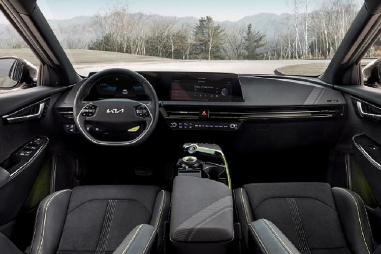 Kia EV6 First Edition sẽ là phiên bản được tung ra thị trường đầu tiên, với số lượng giới hạn chỉ 1.500 chiếc và có nhiều tùy chọn màu sắc độc đáo. Như thường lệ, First Edition sẽ luôn là bản được trang bị tốt nhất trong một dòng sản phẩm, EV6 First Edition mới đạt tiêu chuẩn với nhiều tính năng hiện đại và cả hệ dẫn động 4 bánh toàn thời gian. Tuy nhiên, hãng không cho biết liệu EV6 First Edition có mạnh mẽ như GT hay không. Khách hàng có thể đặt mua Kia EV6 First Edition từ ngày 3/6 tới.