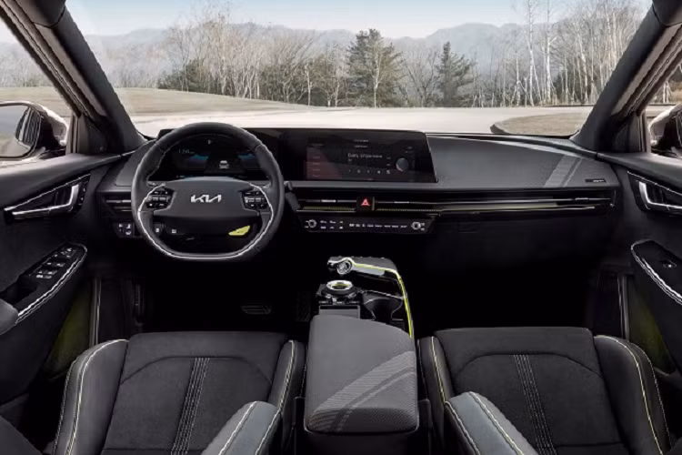 Kia EV6 First Edition sẽ là phiên bản được tung ra thị trường đầu tiên, với số lượng giới hạn chỉ 1.500 chiếc và có nhiều tùy chọn màu sắc độc đáo. Như thường lệ, First Edition sẽ luôn là bản được trang bị tốt nhất trong một dòng sản phẩm, EV6 First Edition mới đạt tiêu chuẩn với nhiều tính năng hiện đại và cả hệ dẫn động 4 bánh toàn thời gian. Tuy nhiên, hãng không cho biết liệu EV6 First Edition có mạnh mẽ như GT hay không. Khách hàng có thể đặt mua Kia EV6 First Edition từ ngày 3/6 tới.