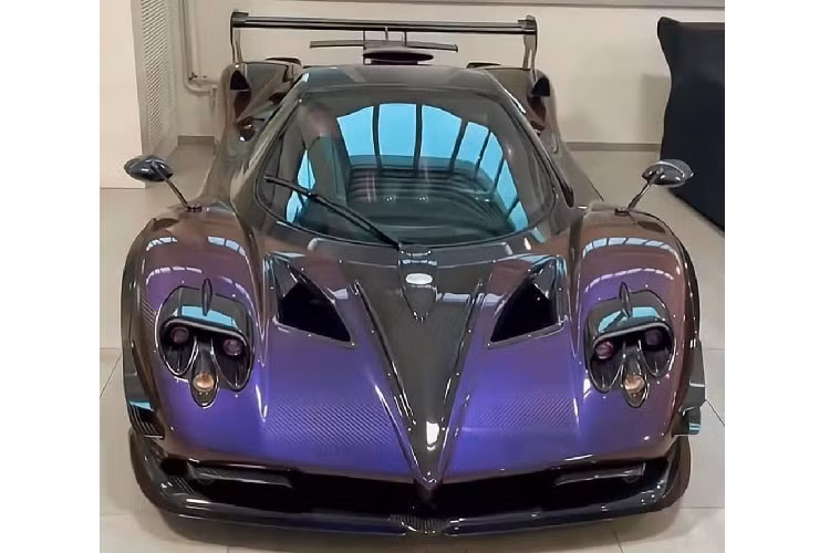 Ngoài Zonda AY mới, Mike hiện còn sở hữu 2 chiếc siêu xe Pagani Zonda khác, bao gồm Zonda R Evolution và Zonda F với vành màu vàng kim. Thêm vào đó là 4 chiếc Pagani Huayra, bao gồm Huayra BC và Huayra Roadster. Hiện đại gia gốc Á này cũng đang chờ nhận chiếc Pagani Huayra R của mình.
